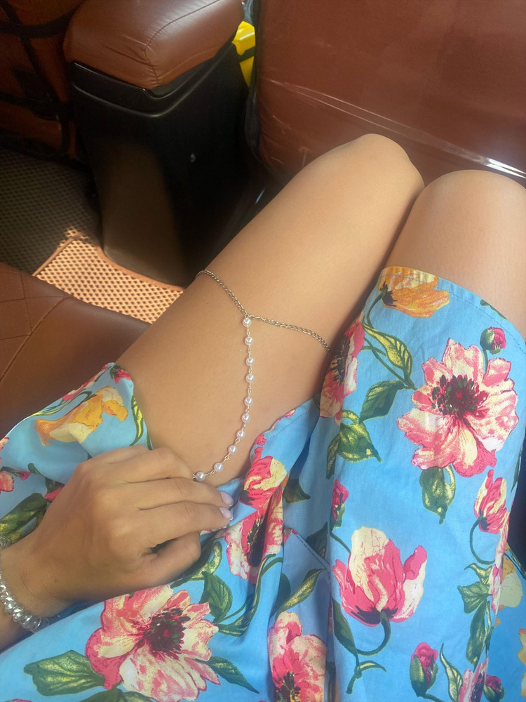 Очень красиво смотрится на теле, хорошая упаковка. Единственный момент - переход от начала украшения и бусами очень хрупкий, при первой же примерки вылетела, в остальном качество хорошее