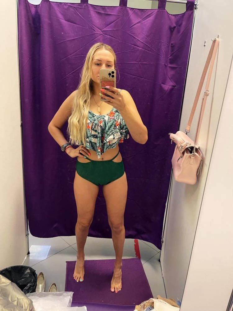 Купальник хороший . Качество тоже норм . Размер соответсвует . Думала, что дырочки на трусах находятся в районе костей ) но нет . Ну и так норм 