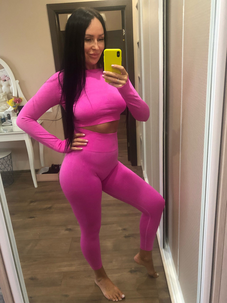 Костюм бомба! Цвет невероятный💞 с размером угадала, согласно таблице. Сшит аккуратно, нитки нигде не торчат. В подарок положили резинки, очень приятно, спасибо 🌸 однозначно рекомендую продавца и костюм!!!