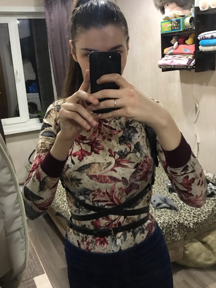 Неплохая портупея, в принципе удобная, качество конечно оставляет желать лучшего... обыкновенный дешёвый кожзам но смотрится неплохо +100 к образу гарантированно))