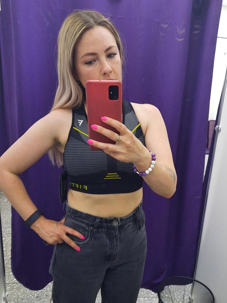 Топ отличный, хорошо держит грудь, есть такие Лосины, поэтому и купила, качество хорошее, размер соответствует