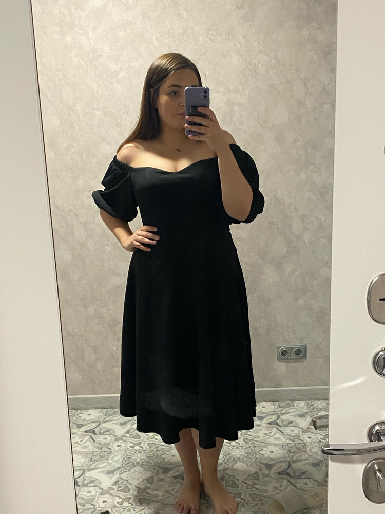 Очень крутое платье. Приятная , плотная ткань. Верх хорошо держит грудь. Хорошо сидит на любой фигуре.