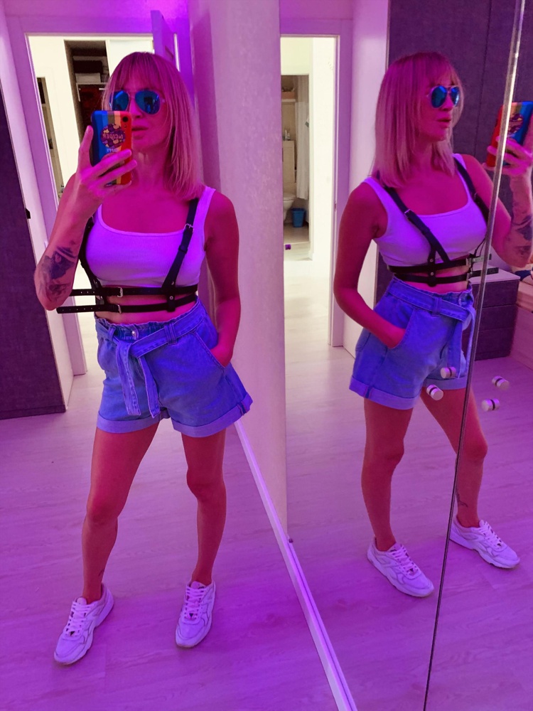 Очень эффектно смотрится! Рекомендую. Единственное, надо было на размер меньше брать, но я обрезала лишнее))) (взяла 48-50 на рост 178, ог 95) всё целое, без какого либо брака.