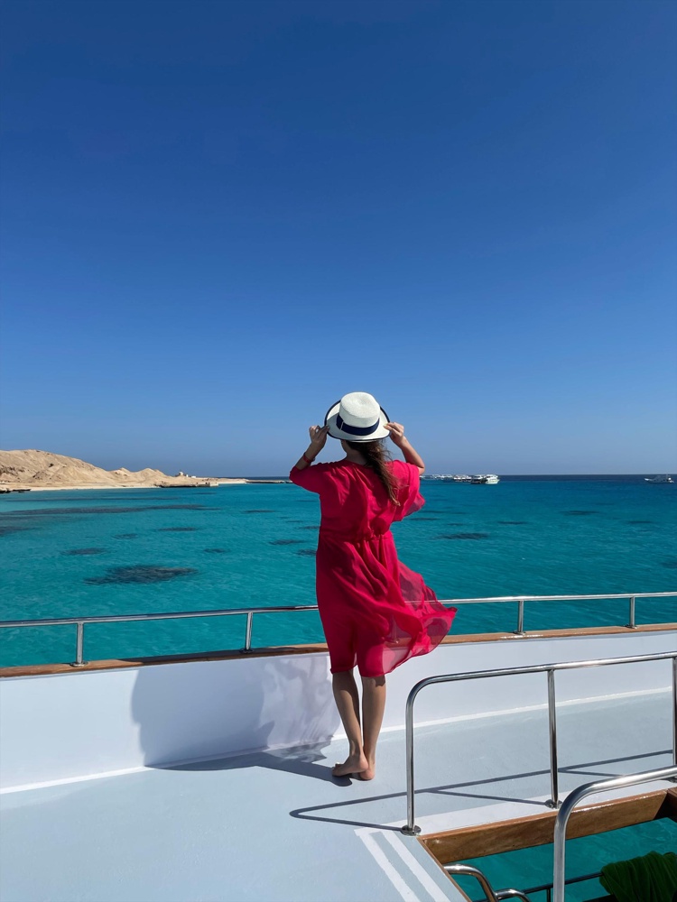 Ну что сказать туника супер. Заказывала в голубом и красном. Голубой понравился больше, а красный подошёл больше к купальнику по цвету. Заказала перед поездкой на море и сразу же заценила 