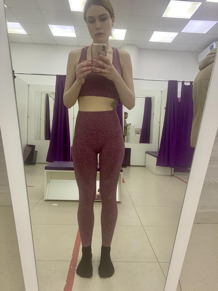 Костюм качественный и красиво смотрится на фигуре. Хотела себе заказать ещё другого цвета - а уже всё раскупили . Но немного маломерит. Я заказала размер М (а не S)