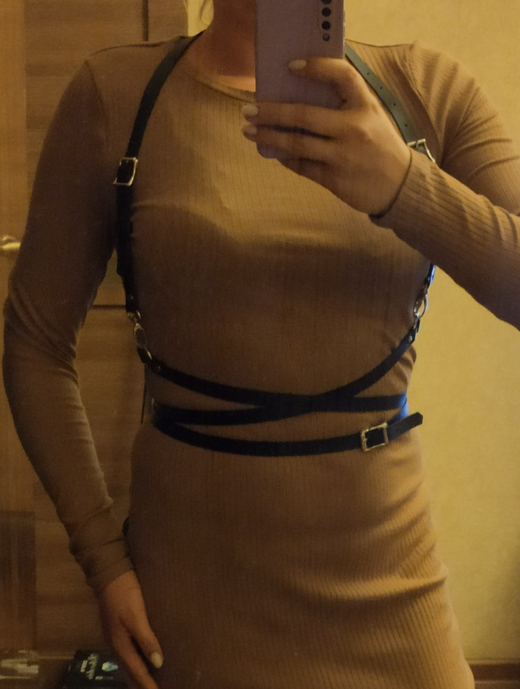 Очень понравилась. Это то, что не хватало моему платью. Качество хорошее