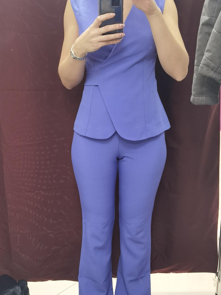 Костюм супер! Долго решалась купить, т.к. не ношу "не натуральные" вещи, совсем. Решилась, и не пожалела. Ткань приятная, и не тонкая и не плотная, что то среднее. Но действительно приятная к телу (не шуршит, не скрипит). Ношу ближе к 44 размеру, взяла 42 и село идеально, нигде ничего лишнего не висит, не давит, не тянет. И на весну/осень с водолазкой, и на лето тоже подойдёт. Как в носке будет - проверю)