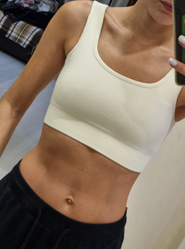 Ткань прямо очень облегает. Я сняла "подушки".
Ткань двойная (видно по фото), там виден "карман" для "подушек" на грудь.
Супер топ