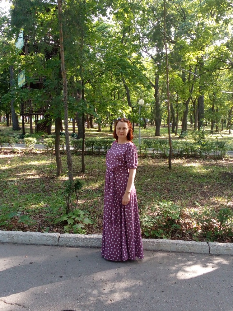 Шикарное платье! При моём росте 168 см длина идеальная: можно и с каблуками, и без.