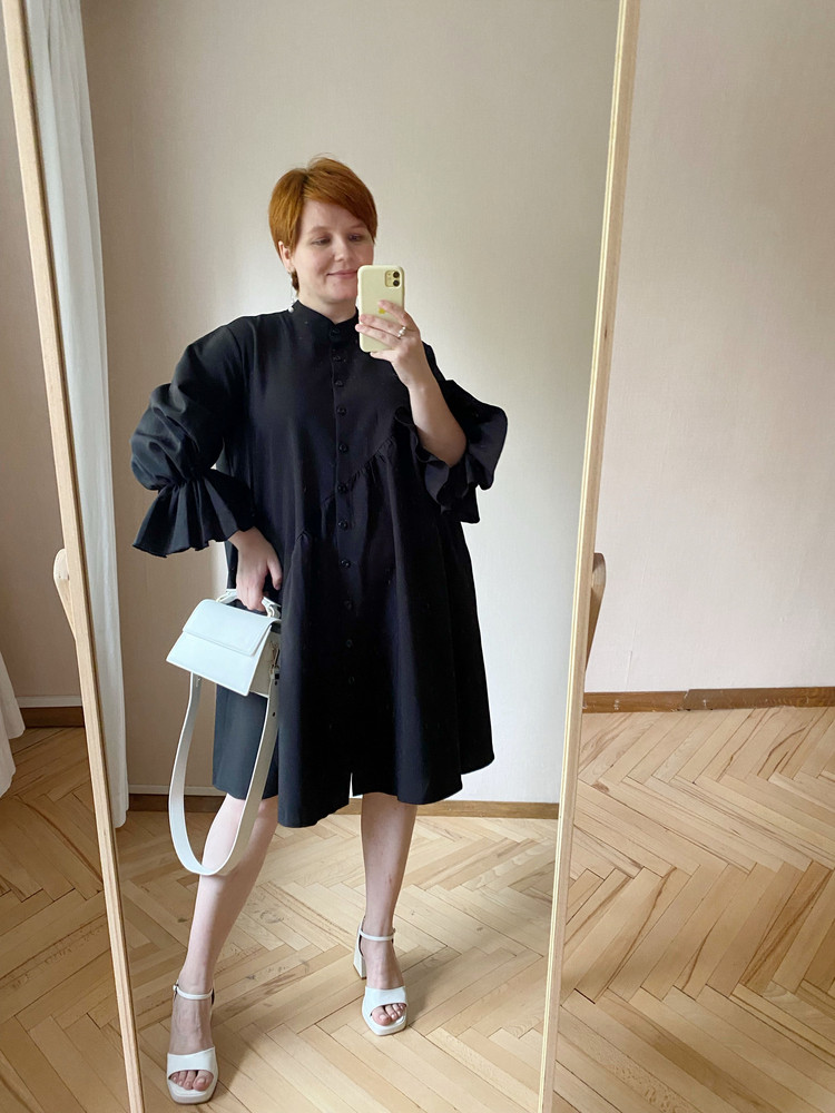 Платье маломерит. Заказала на размер больше, не смотря на то, что они двуразмерные. На рост 171-172 длина спереди по колено, в динамике иногда выше. Не смотря на инстересный крой, платье универсальное, сочетается с разной обувью и аксессуарами. Уверена, что можно носить не только летом, но и с ботфортами или ботинками под пальто. Благодарю всех за отзывы. Они очень помогают при выборе цвета и размера. Приятного шопинга!