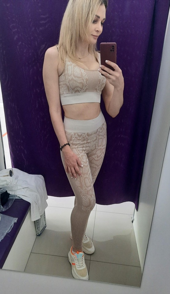 Девочка, костюм бомба!!!но отказ ( мои параметры  90 64 90...топ в груди  мал  даже без чашечек  и лифа..НА 80-85 БУДЕТ СУПЕР..легинсы офигенное сидят. Если попа более 90 то берите М...