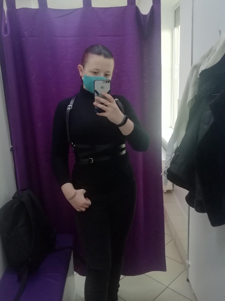 Качество отличное, брала 44-46, застёгивается на предпоследнее отверстие. Но проблема во мне, нужно меньше есть😅. Сидит великолепно😍