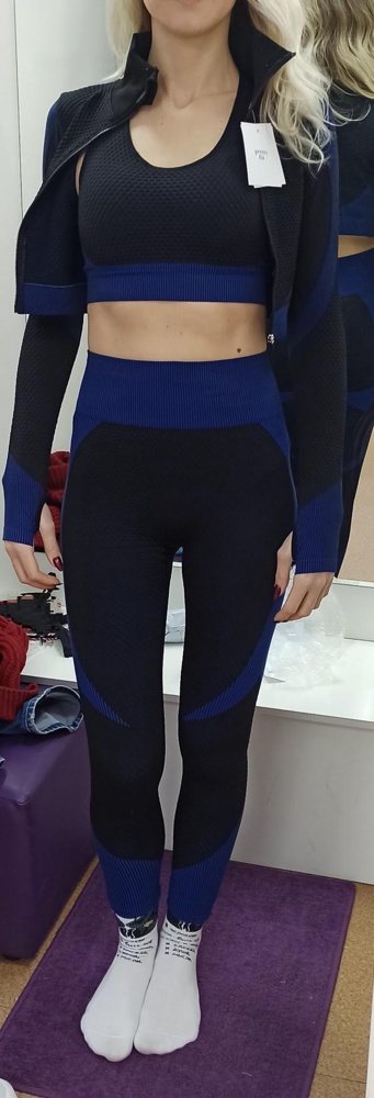 Крутой костюм! Мои ожидания полностью оправдались (переживала всё же про зацепки или что кто-то до меня мерил выгрязнил/распаровал, но пришёл новый комплектный в идеале 👍). Рост 178, ношу М в обычной одежде - сидит плотно, в обтяжку, выделил бы любые недочеты, если бы были, на теле, а так - самое то для занятий любых, да и для выездов на природу отлично! Не просвечивает, вставки синие насыщенные, плотная эластичная качественная ткань, швы ровные. Выбирала между розовым и черно-синим и рада, что выбор пал именно на тёмный - он более универсальный и фигуру ещё больше подтягивает 👐 В топе есть чашечки - даже небольшая грудь становится больше, если же у Вас 2+, то будет уж сильно плотно, я думаю.