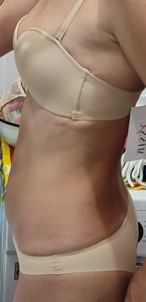 Отличный комплект. Лиф держит без лямок (специально выбирала), хорошо приподнимает и подчеркивает грудь. Единственный минус:позиционировали трусы как безшовные, но по бокам швы есть. Оставила, т.к. не было времени на поиски. Доставка по МО - супер быстрая.