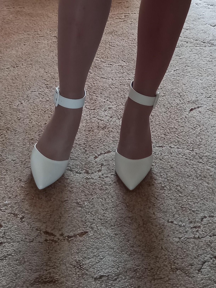 Туфли хорошие, на ноге смотрятся красиво, удобные, пришли немного поцарапанные, но при носке особо не заметно, но все равно немного неприятно, поэтому 4 звезды.  Лопаточки в коробке не было. Взяла на размер меньше своего - подошли идеально, в общем если бы не царапина, то туфли полный восторг!