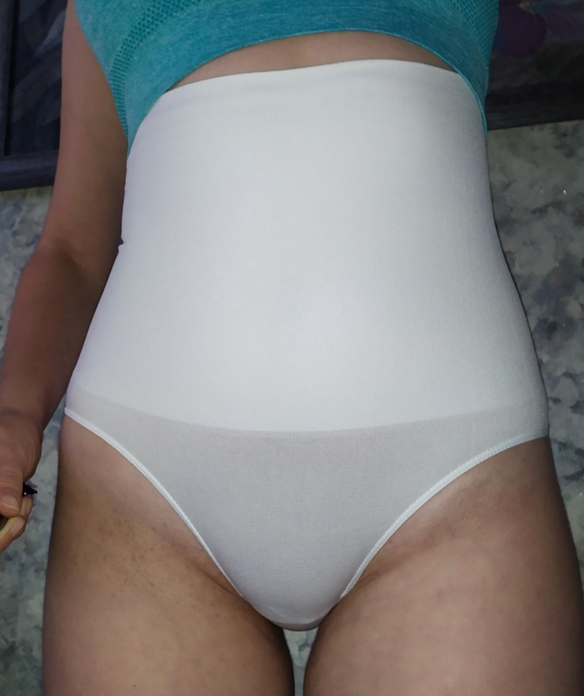 Классные утягивающие трусы, мне очень понравились. Создают эффект идеальной талии, при этом не пережимают. На поясе силиконовая лента, с ней трусики держатся крепко, не сползают. Под облегающим платьем не просвечивают. Ношу с большим удовольствием, материал приятный и сидят комфортно.