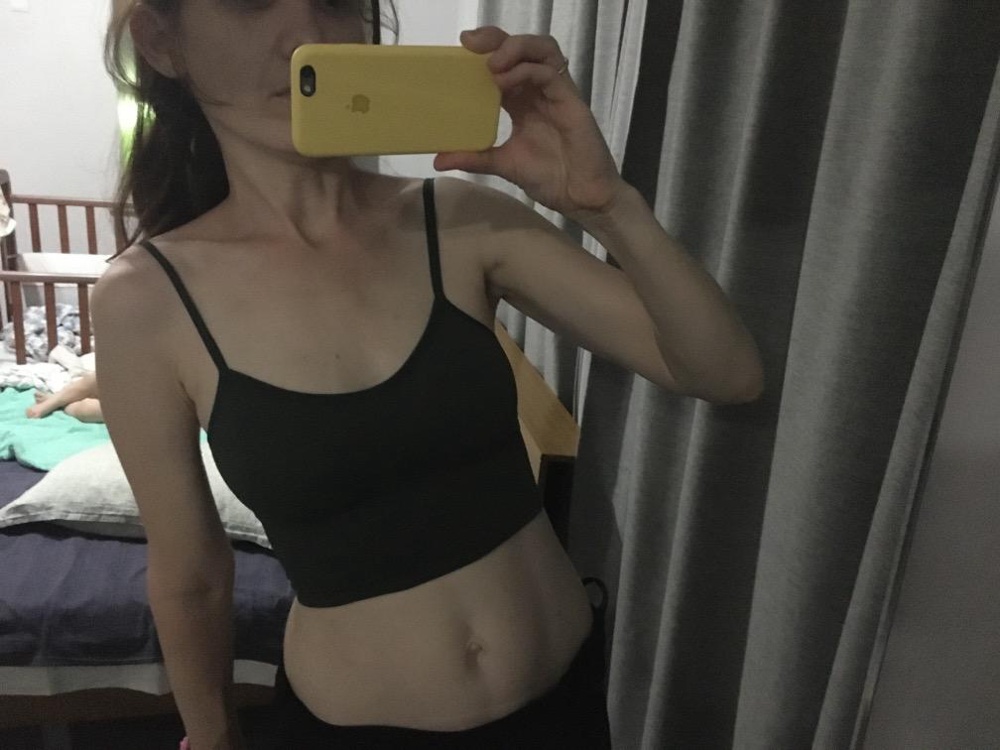 Нравится топ, но по размеру до 46…по мне- так погорячились… у меня схуднувший 44… и прям сильно все ужимает. От почти не существующей груди так совсем ничего не осталось- ужало всё ближе к нулю 🤣🤣🤣 но в такую жарень во дворе дома ходить самый раз… был бы размер побольше- купила бы выходить в люди, с шортиками 