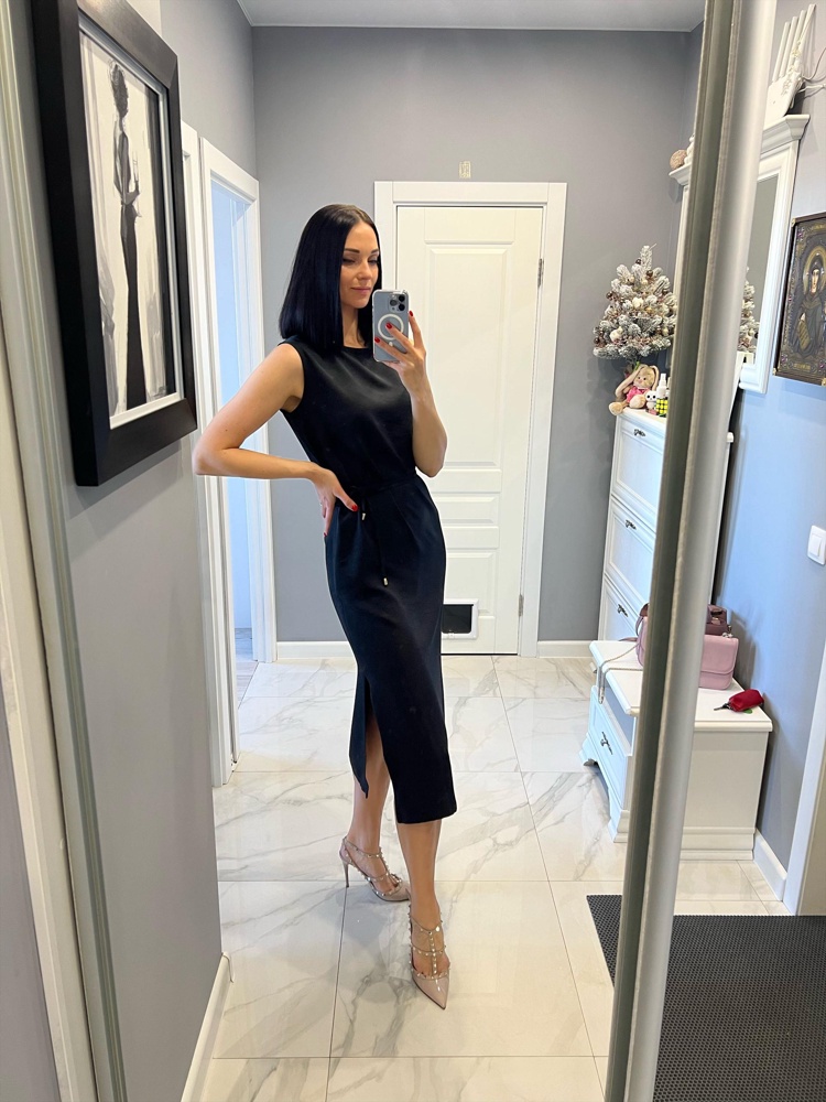 Мне платье очень понравилось, заказывала два цвета, бежевый чуть просвечивает белье, чёрный отлично смотрится. Размер 44(s). Рост 182. ( 85/65/98) 