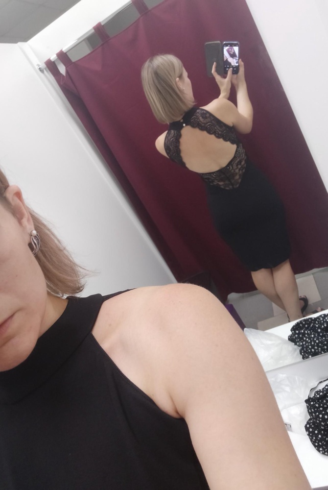 На 84-65-94 размер заказала 42.Хотелось бы по ощущениям больше размер.
Тянуло под подмышками+ кто-то тянул на себя  платье не по размеру и ткань треснула по шву на животе.И большая затяжка на кружеве.
Буду ждать когда появиться 44 размер.
Без наклеек на грудь не оденешь