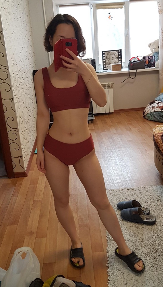 Лиф прекрасный! Качество отличное: ткань двойная, плотная, но нигде не передавливает. Очень красиво выделяются лопатки на спине. В нем можно даже спортом заниматься. Имеются вставные чашечки. На обхват груди 83-85 см прекрасно подошел размер S, объем под грудью - 70 см. Размер - 70А. В общем, я довольная как слон!)