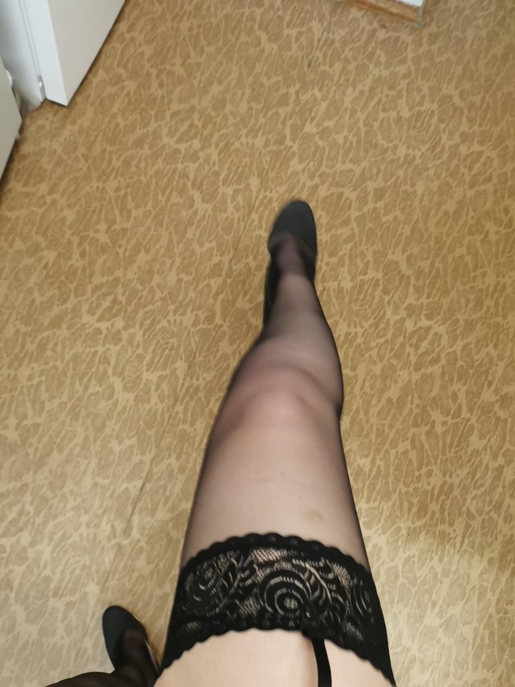 Чулки очень тонкие, когда надеваешь, боишься, что вот вот порвутся, а так сели хорошо
Резинка держит отлично, не спадают
Размер соответствует