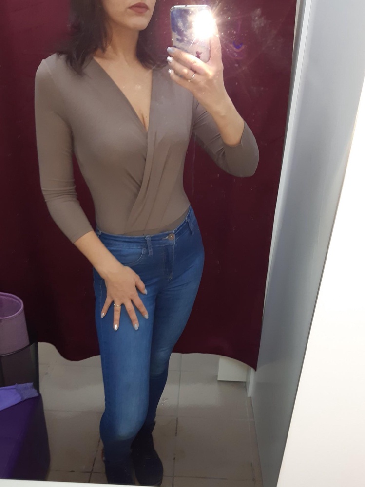 Понравилось как сидит. Швы ровные, цвет и размер соответствует. Поставила 4☆ из-за запаха, но при стирке исчез. Осторожно линяет.