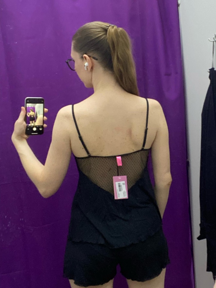 Рост 174,ог 92,от 73.М-ка села как надо.Оооооочень мягкий,почти невесомый топ.Ношу уже недели 2-3,катышек не появилось, не растянулась,да и в целом смотрится очень прилично.Брала комплектом с шортами,я очень довольна покупкой.