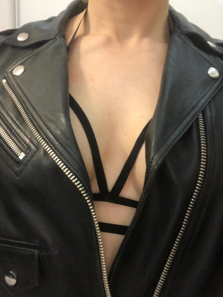 Давно хотела купить, но руки не доходили, одеваю под одежду с глубокими вырезами или вот так, вижу, что волную мужчин))) Довольна)))