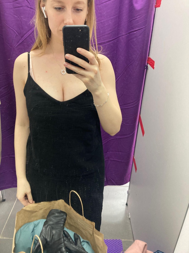 Очень тесно в груди. Нижний топ не обхватил всю грудь. Грудь 90. Узкие плечи и спина. 