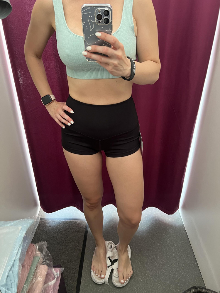 Нормальные, но для пилона, т.к. сзади ягодицы прикрывают не полностью. Доя зала и групповых занятий не вариант. На фото на ОТ 65, ОБ 94.