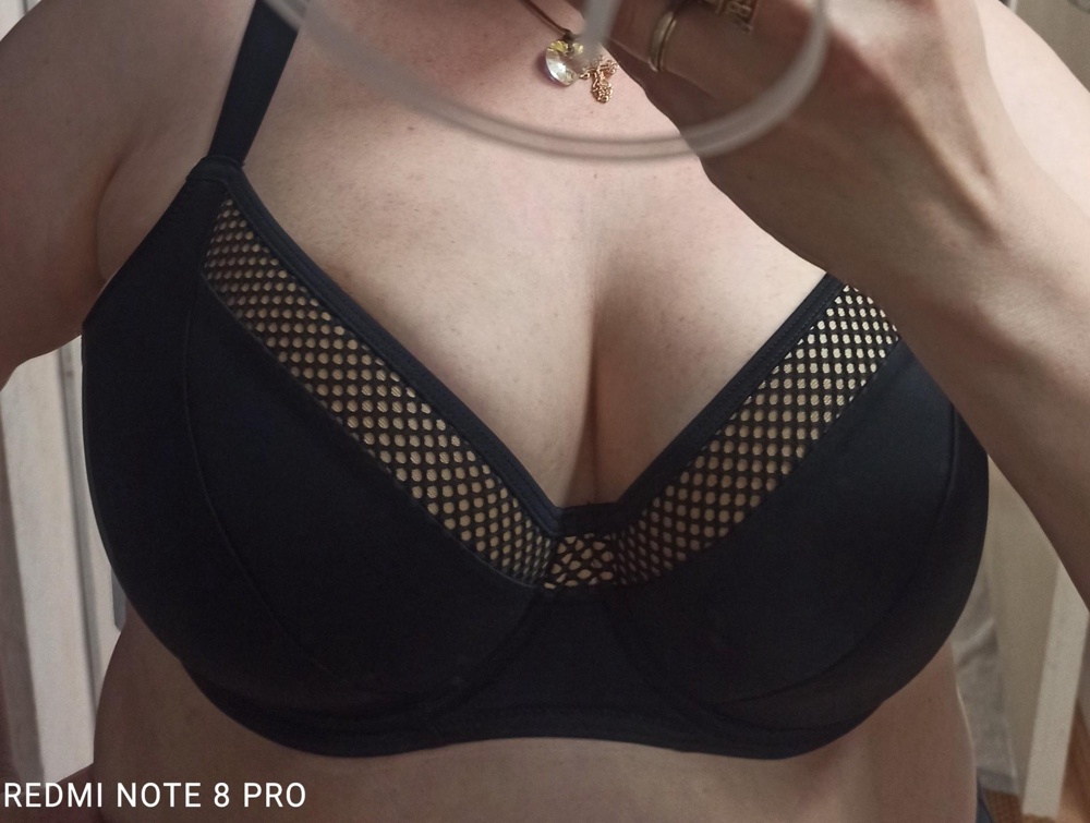 Лиф хороший, но вместо сеточки паралон. А так лиф очень удобный. Купила, но дороговато .