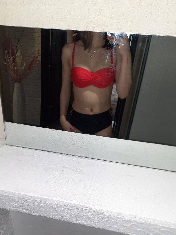 Хороший купальник, заказала 38 размер, подошёл хорошо, смотрится классно и ярко,особенно с красным трусами