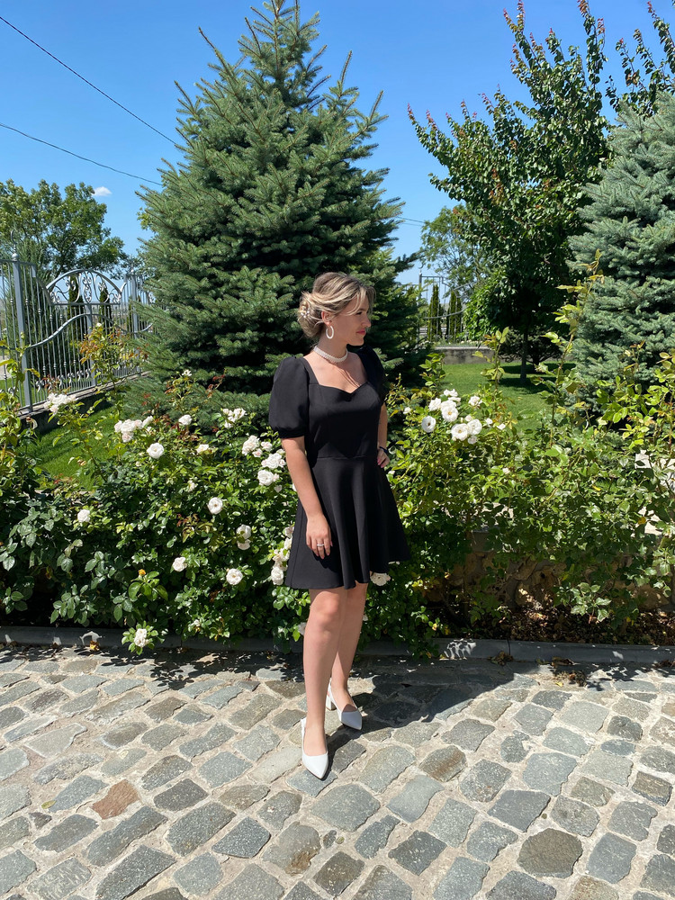 Платье очень красивое, чувствуешь в нем себя Дюймовочкой) Это и есть то самое маленькое чёрное платье которое должно быть у каждой, подойдёт под любой образ и мероприятие 🤩