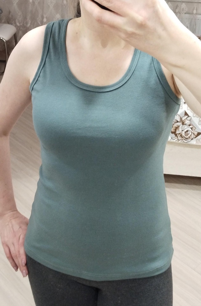 На 100-82-102 (ношу 50 р-р) заказала 50 размер. Рост 172. Очень хорошо села- по фигуре, но не обтягивает, комфортно.  Длина тоже хорошая- не длинная, не короткая. Майка плотная, хорошо тянется, пошита аккуратно. Брала для фитнеса, ношу с удовольствием.