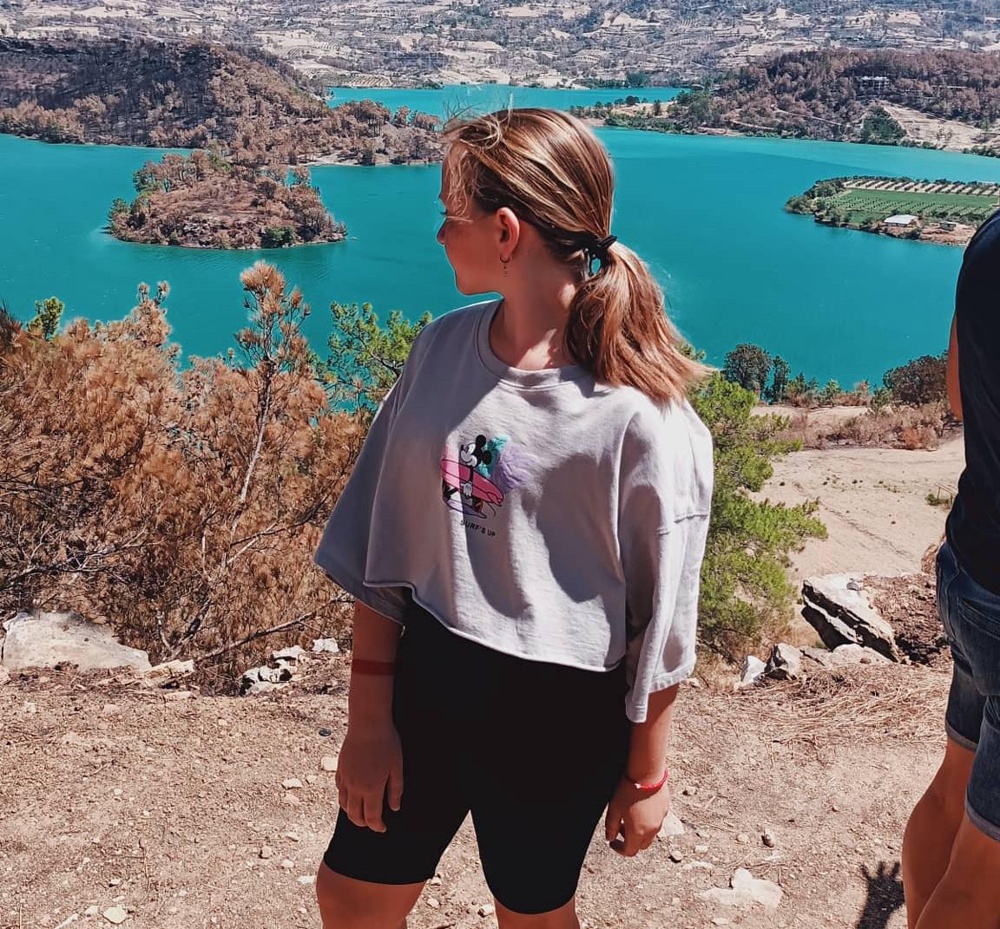 Качество отличное, дочь носит всё лето, ничего с ними не становится, цвет после стирок держится, хорошо тянутся