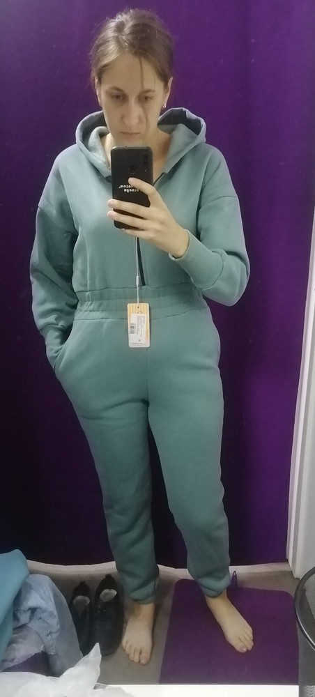 Хорошее качество комбинезона.
Немного короткий замок, неудобно залазить. 
Сшит идеально, ткань приятная. 
Немного маломерит. 

Не угадала с размером, поэтому возраст.