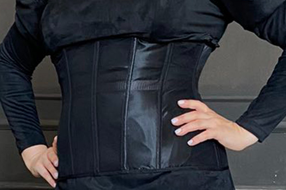 Очень классный корсет. Комфортно в нем ходить долгое время, сидеть ( не сгибается) и очень хорошо все держит. Заказала большой размер(ношу 46-48), побоялась, что не влезу)). Но можно было и размером меньше, чтоб утянуть себя еще сильнее. Рекомендую. 