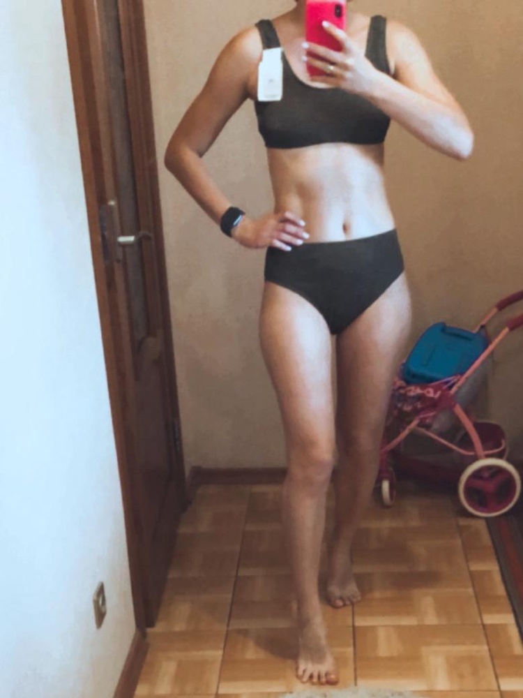 Нужен был купальник без принтов и заморочек, этот подошёл. Ткань резинка, сел неплохо. Лиф ношу 75В, обхват бёдер 87. Размер S-ок. 