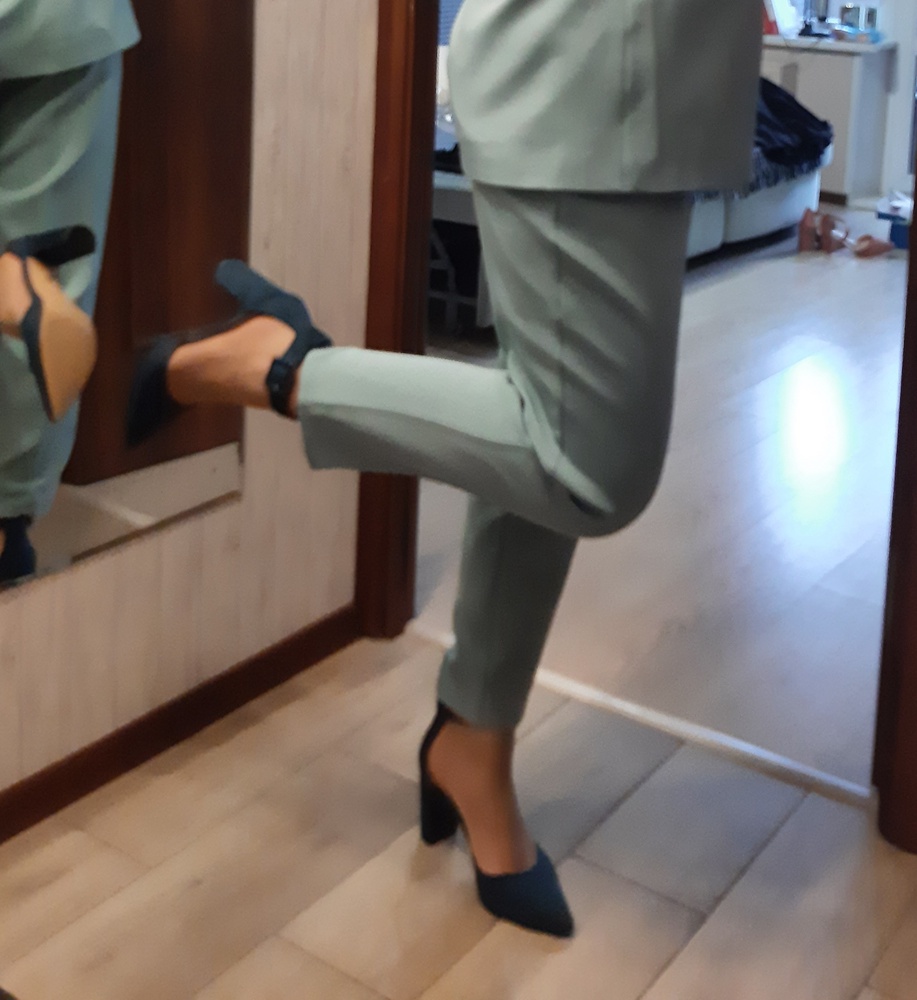 Красивые туфли из текстиля. Удобная колодка и комфортный каблук. Цвет как на фото. На стопу средней ширины. На ноге смотрятся изящно.