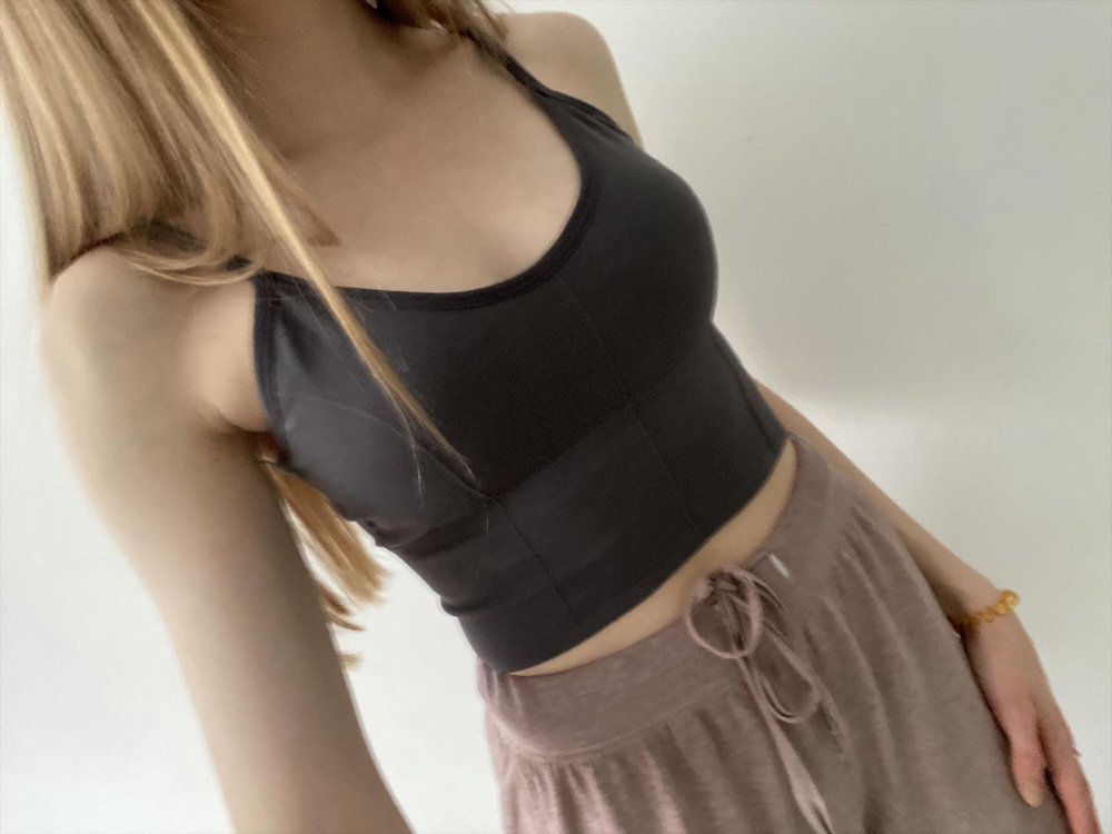 Хороший топ, на груди есть подкладки, но если надо, их можно вытащить . Покупала для дома, но и в зал такой надеть не стыдно. Положили резиночку в подарок, мелочь а приятно) 5 звёзд 