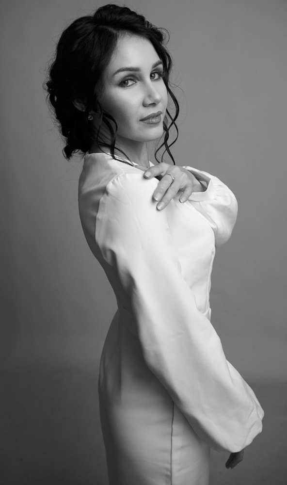 Платье 🔥🔥🔥на параметры 80*65*90 в бедрах село свободно(швея подогнала) Платье слегка просвечивает. Очень красиво подчеркивает фигуру. Брала за 2400 примерно. Рекомендую.( На фото нет фотошопа)Довольно быстро мнется, но это не проблема.