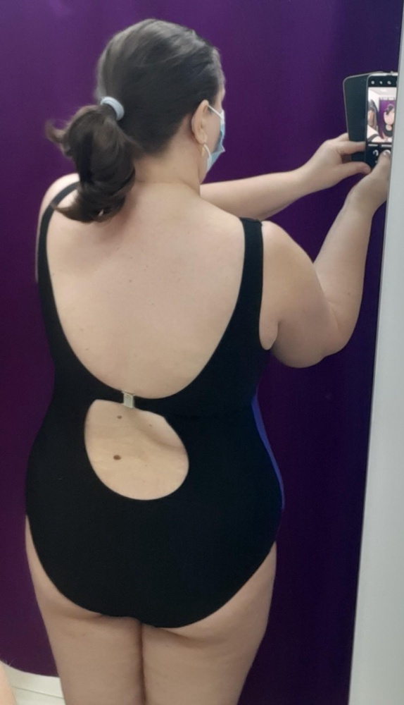 Вот теперь все на месте. Резиночку под грудью немного затянула и вообще шикарно. Протез держится хорошо. Лямки немного в плечи врезаются, но это не критично. Огромное спасибо WB за быструю доставку. Вчера уже в бассейне плавала.