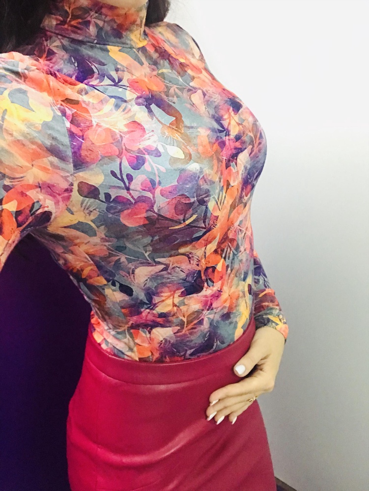 В расцветке «серый красрный желтый» - боди яркий и очень красивый. Спасибо, за идею с красной юбкой :) 