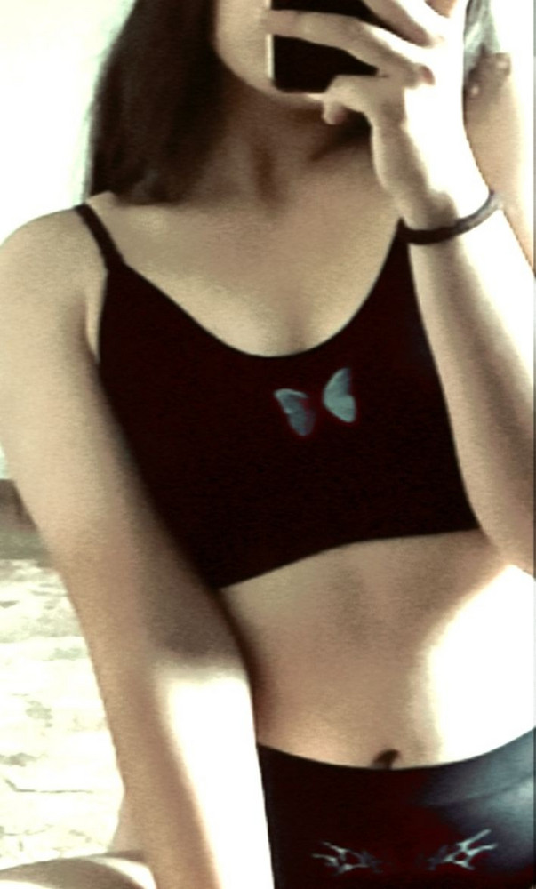 по размеру почти подошёл, низ немного давит в боках, но ничего страшного🤷🏽‍♀️
минус звёздочка из-за рисунка, по краям отлипляется и топ был в каких-то пятнышках😪