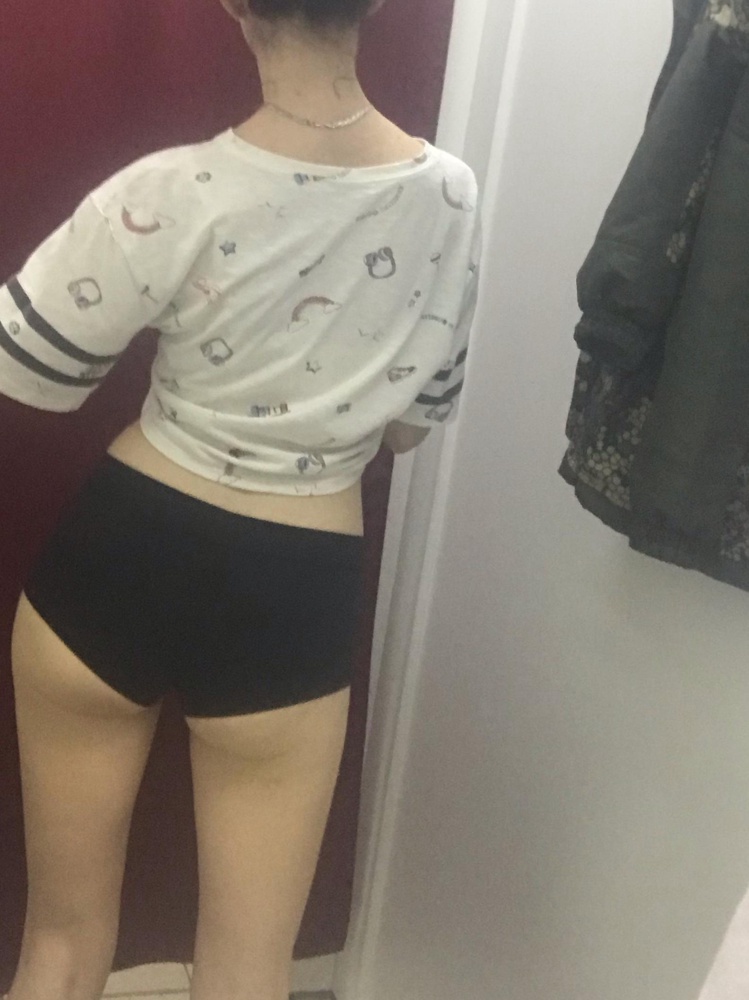 Шорты отличные! Даже не чувствуются на теле, нигде не давит, не колет, не трёт. Материал качественный. На ОБ 87 и талию 62 взяла 40 и подошли. Взяла для полденс- идеально) Спасибо )