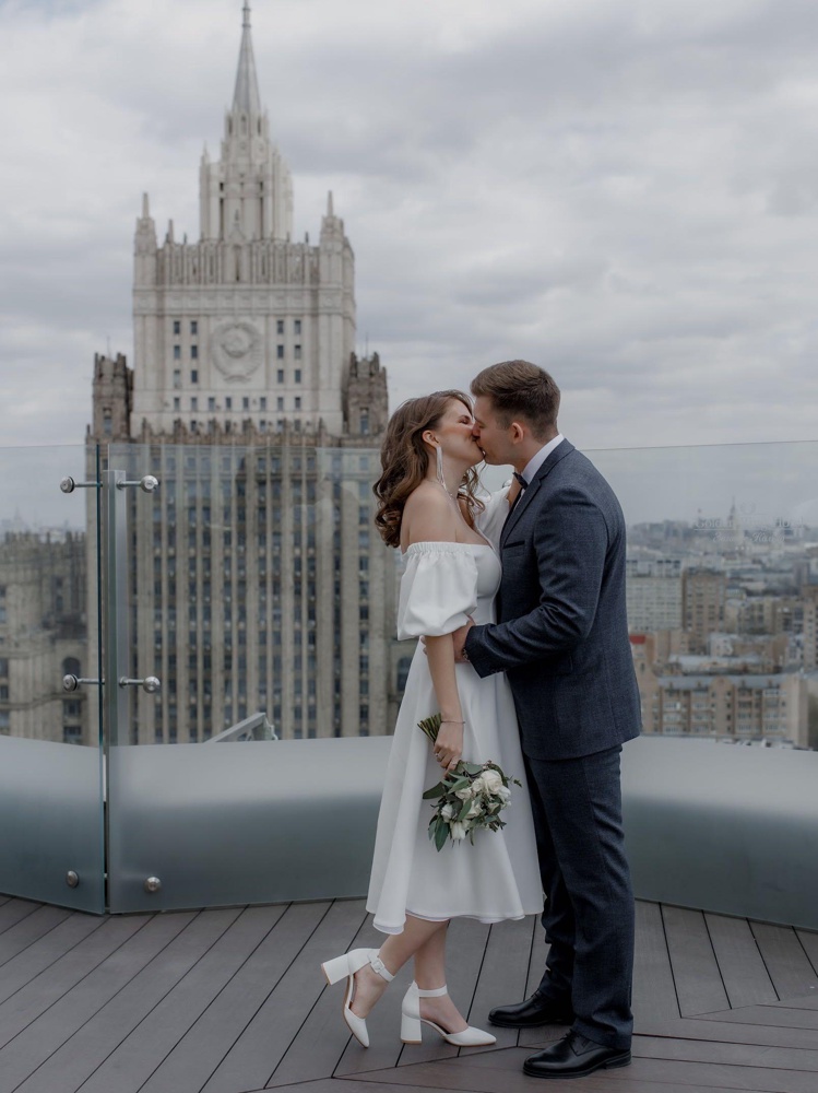 Отличное платье! Брала на свадьбу! И ни разу не пожалела! Спасибо огромное ❤️