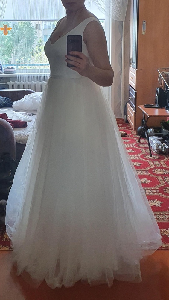Прекрасное платье! Ничего лишнего, но очень красивое. Нитки нигде не торчат, юбка очень пышная, вырез не вульгарный, а только лишь подчеркивает достоинства невесты. Размеру соответствует. Платье пришло в чехле и с вешалкой, что является несомненным плюсом. Идеальное сочетание - шикарное платье и доступная цена. Теперь жду свадьбу :)