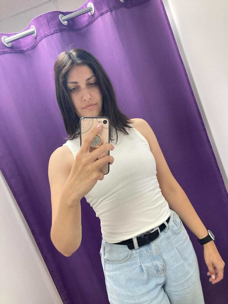 Заказала 2 разных оттенков, подошли идеально. Практически не просвечивают (белье на фото темное).