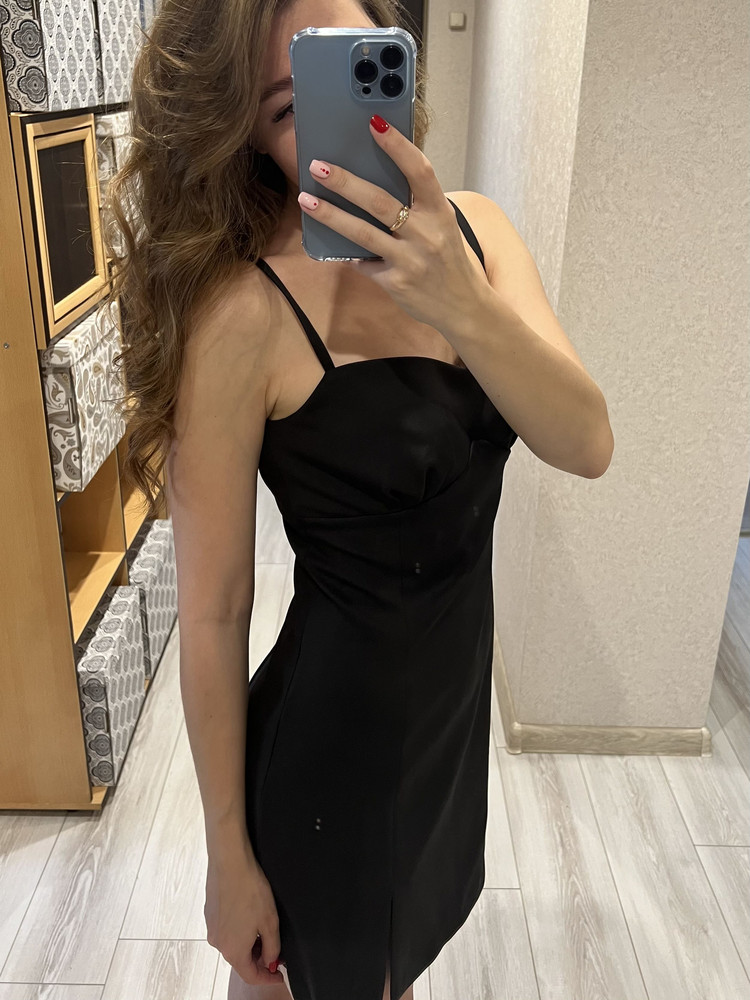 Платье классное, ткань приятная и аккуратно все сшито 😍👌🏼 Взяла 46, свободно дышать можно))) хотя думаю можно было взять и 44, чтобы прям по фигуре шло. Советую!