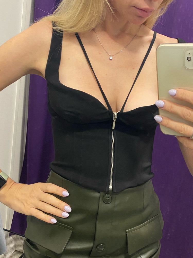 Мне топ не подошел из-за груди) лямки спадают. На девушек повыше возможно. Мой рост 163 см. качество отличное.